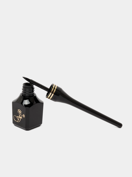Подводка для глаз Professional Eyeliner 5,5 мл, черная