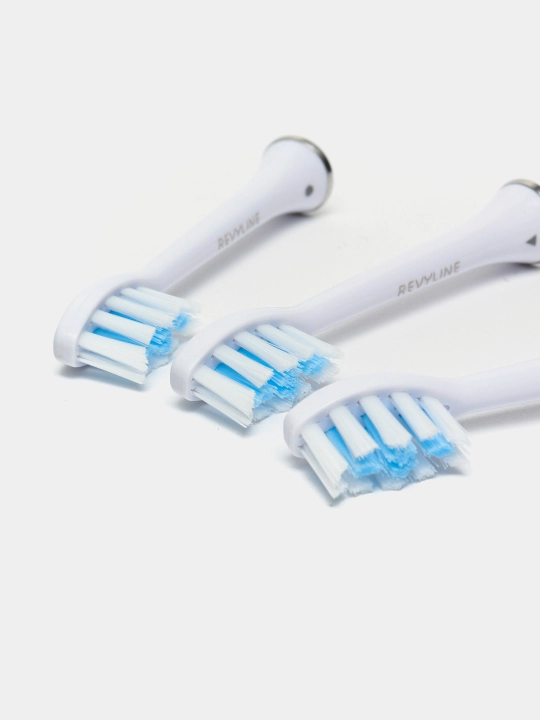 Revyline RL 010 White elektr tish cho‘tkasi, 5 ta rejimli, 3 ta nasadkali, IPX7