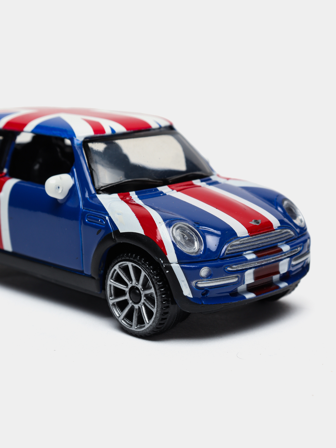 Игрушка машинка Harrods Union Jack mini Bmw, c рисунком английский флаг  купить по низким ценам в интернет-магазине Uzum (137928)