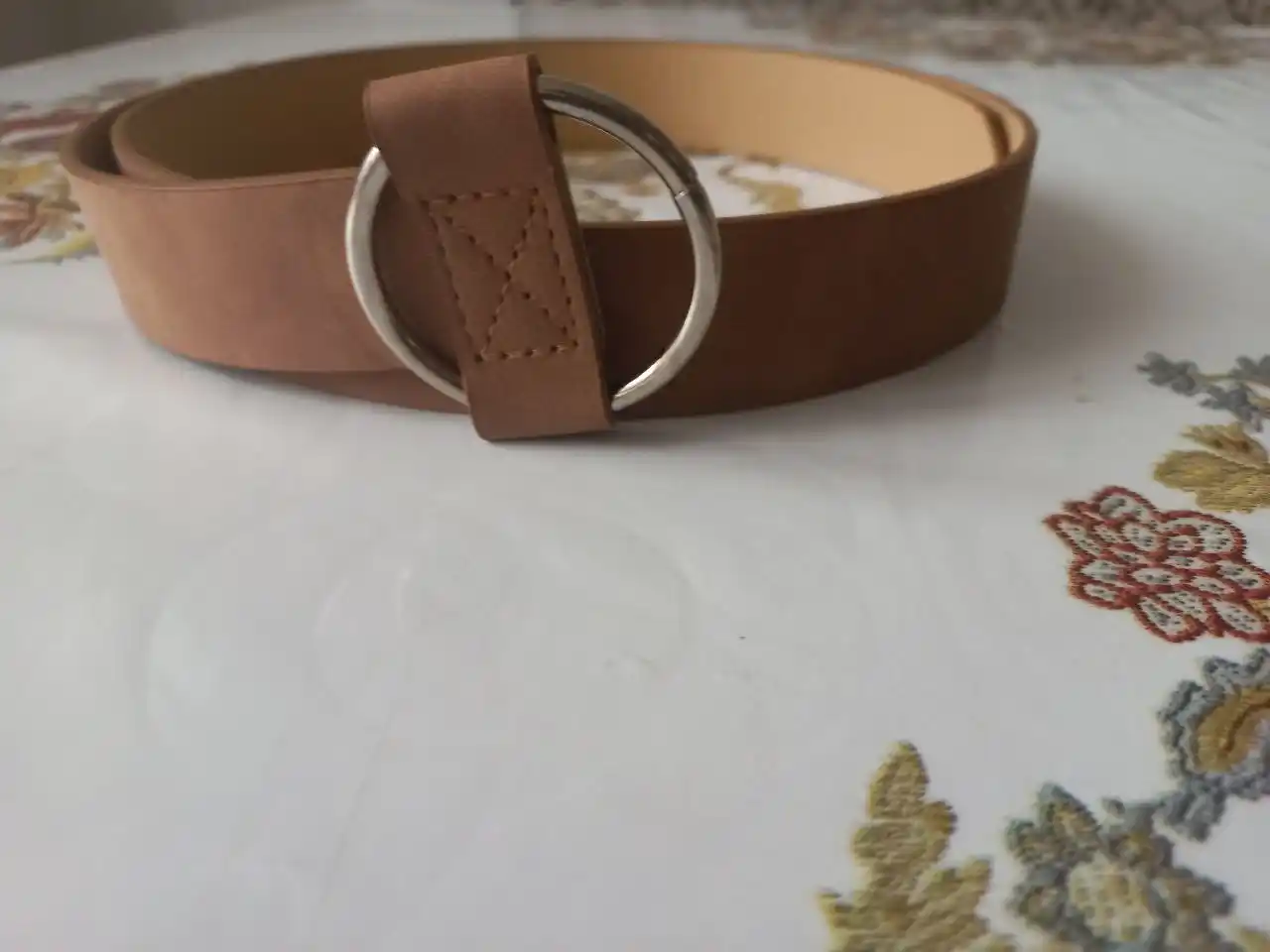 Ayollar kamari Sayme, klassik, dumaloq qisqichli, tirgaksiz