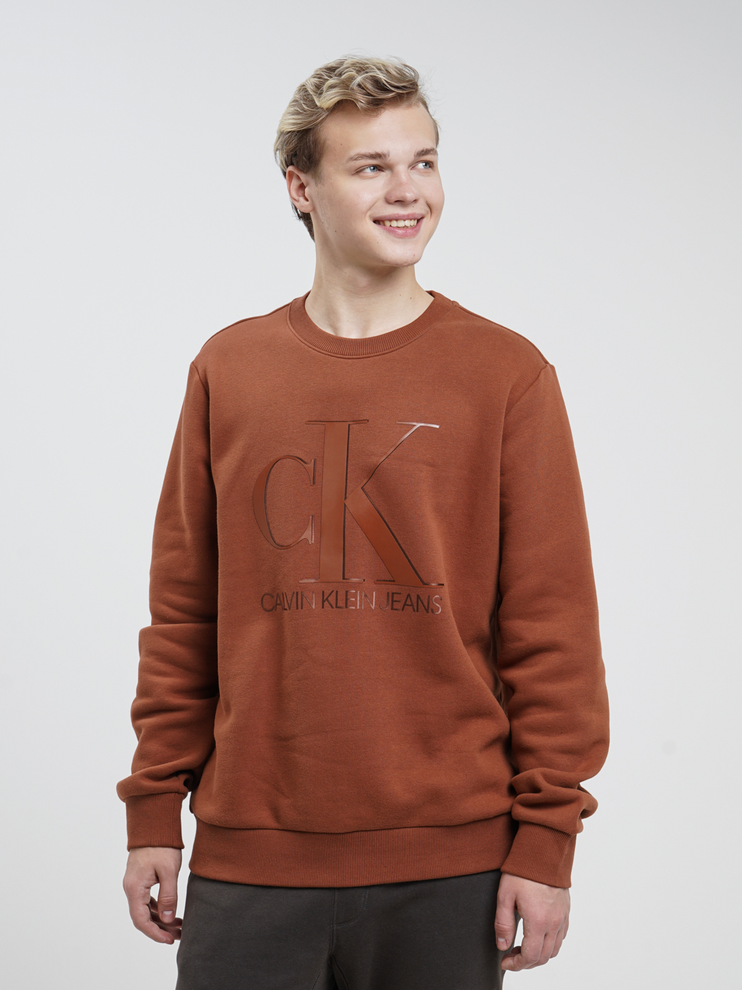 Erkaklar uchun svitshot Calvin Klein J30J318177 GE6ni arzon narxda