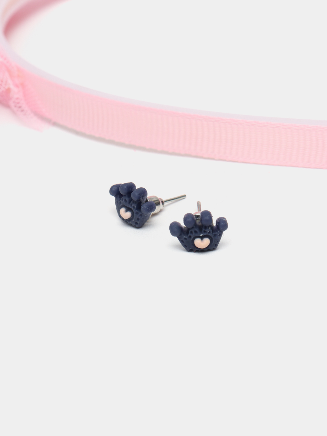 Yaqin plandagi fotosuratda chiroyli mushuk