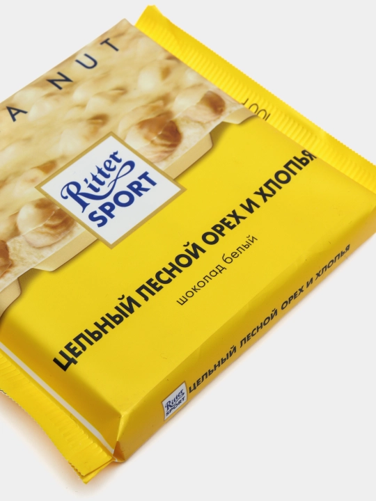 Oq shokolad Ritter Sport, butun findiq va don bo'laklari bilan, 100 g