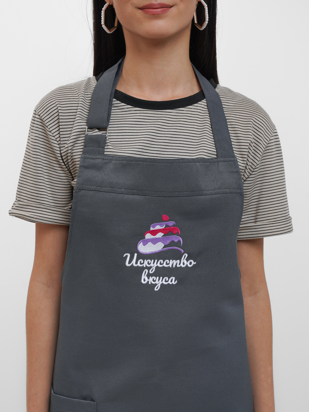 Qiz kuchli oqim bilan olovga siydi