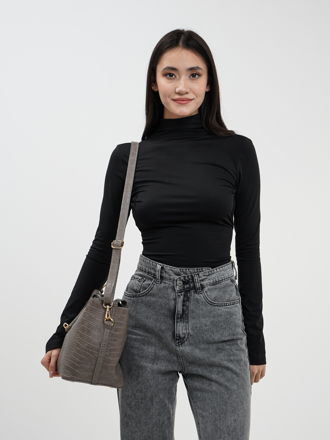 Timsoh terisiga taqlid qilingan charm ayollar sumkasi, to'plamda ...