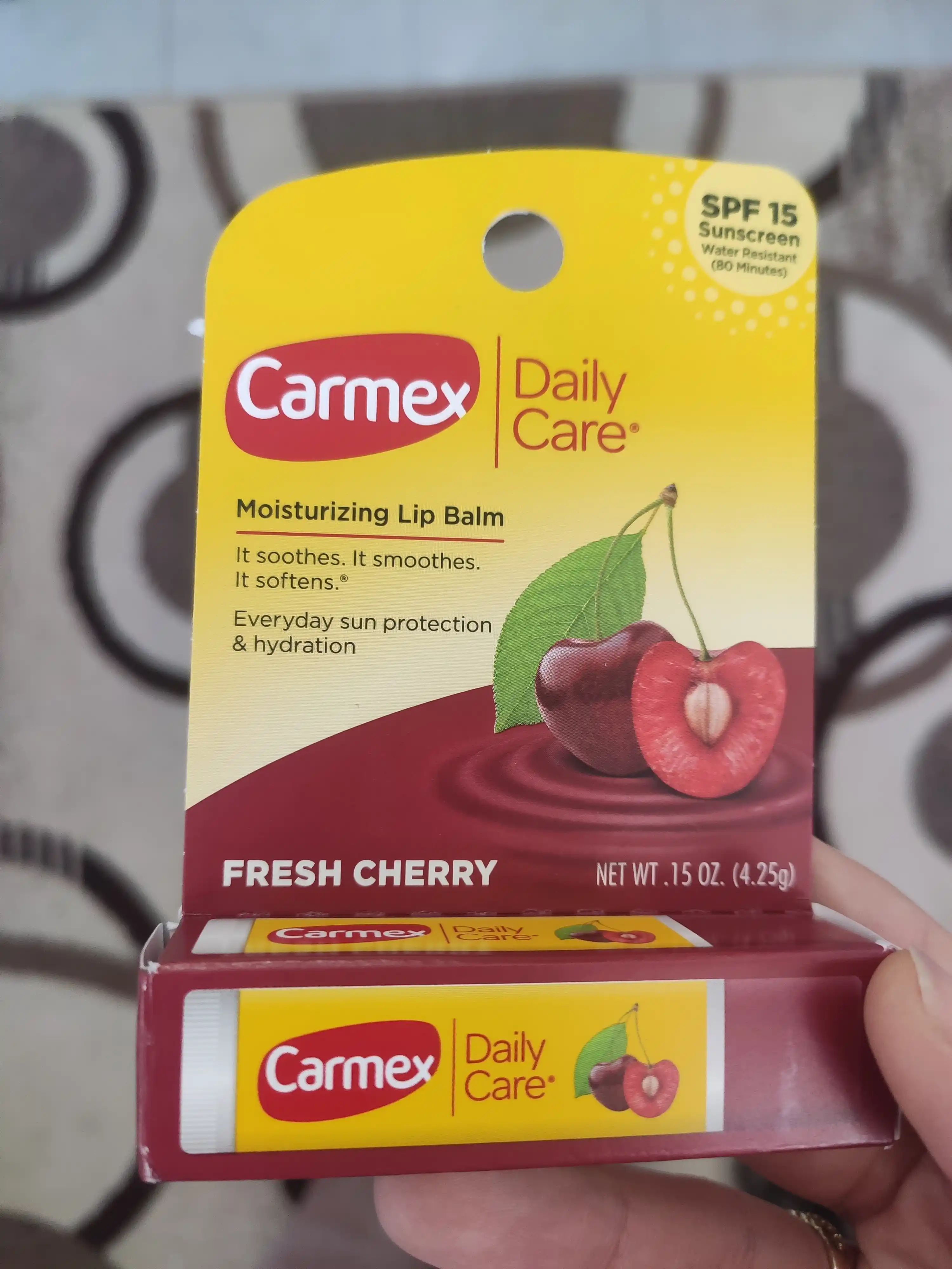 Lab uchun namlovchi balzam Carmex, yangi olcha, SPF 15, 4.25 g