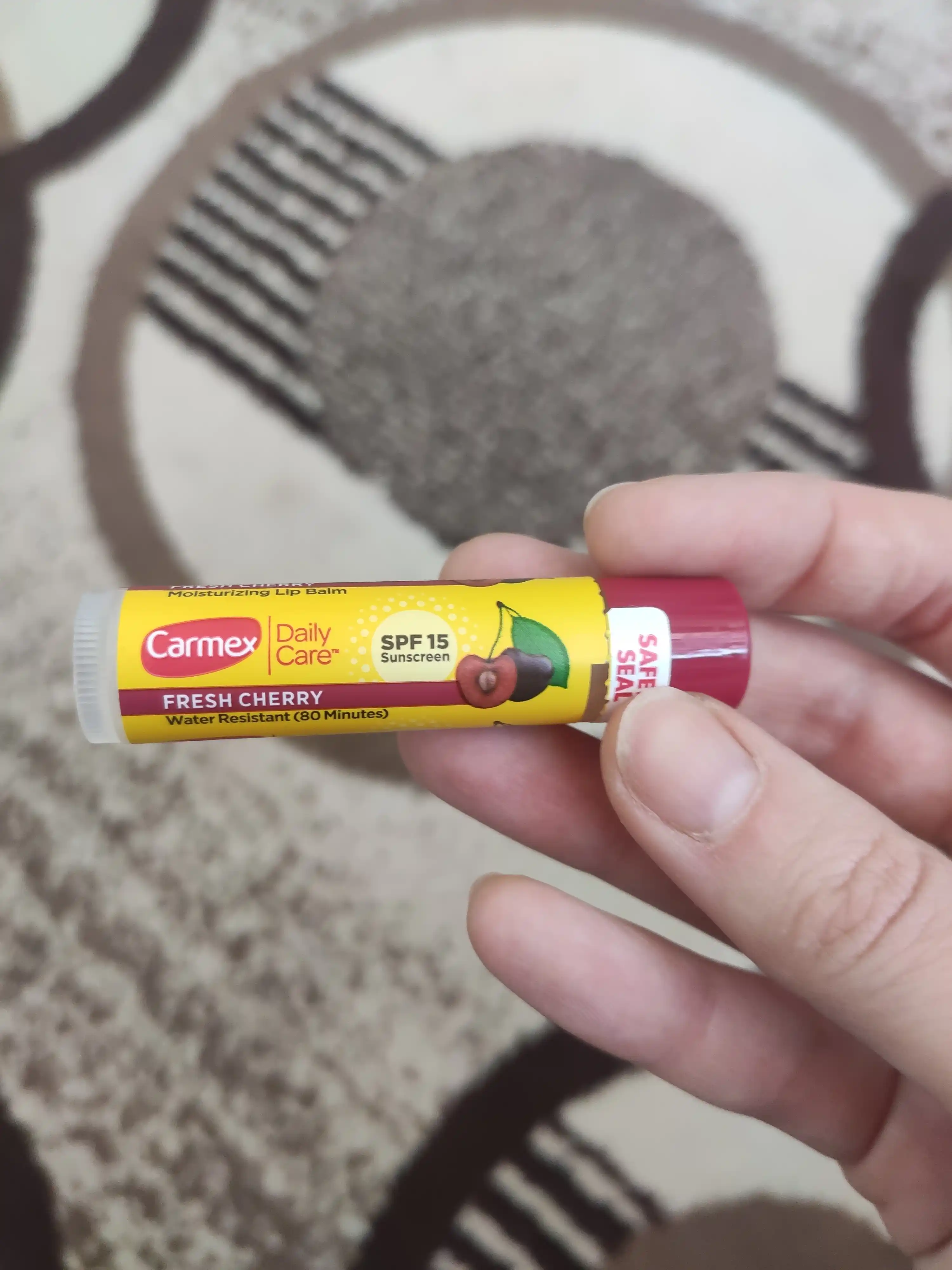 Lab uchun namlovchi balzam Carmex, yangi olcha, SPF 15, 4.25 g