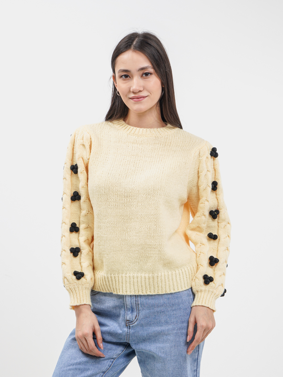 U jamoat transportida uning koylagi ostiga qolini tiqdi (porno) Eshakda katta bodring