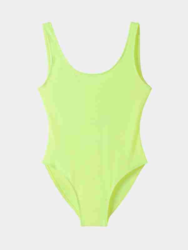 Uchuvchining qalpoqchasi suzish kiyimi orqali korinadi