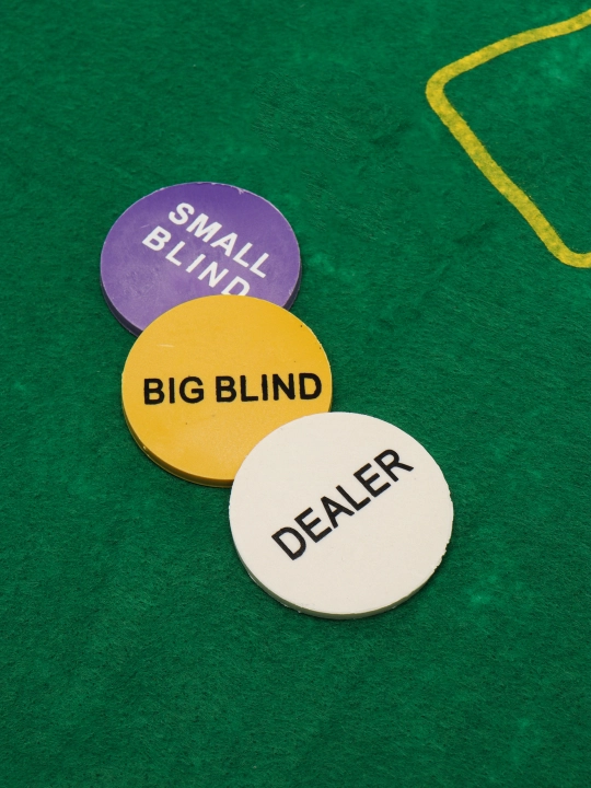 Poker uchun to'plami Texas Hold'em Poker Set, nominal qiymati bo'lgan 200 ta fishka