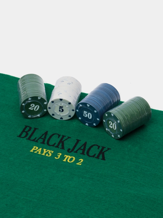 Poker uchun to'plami Texas Hold'em Poker Set, nominal qiymati bo'lgan 200 ta fishka