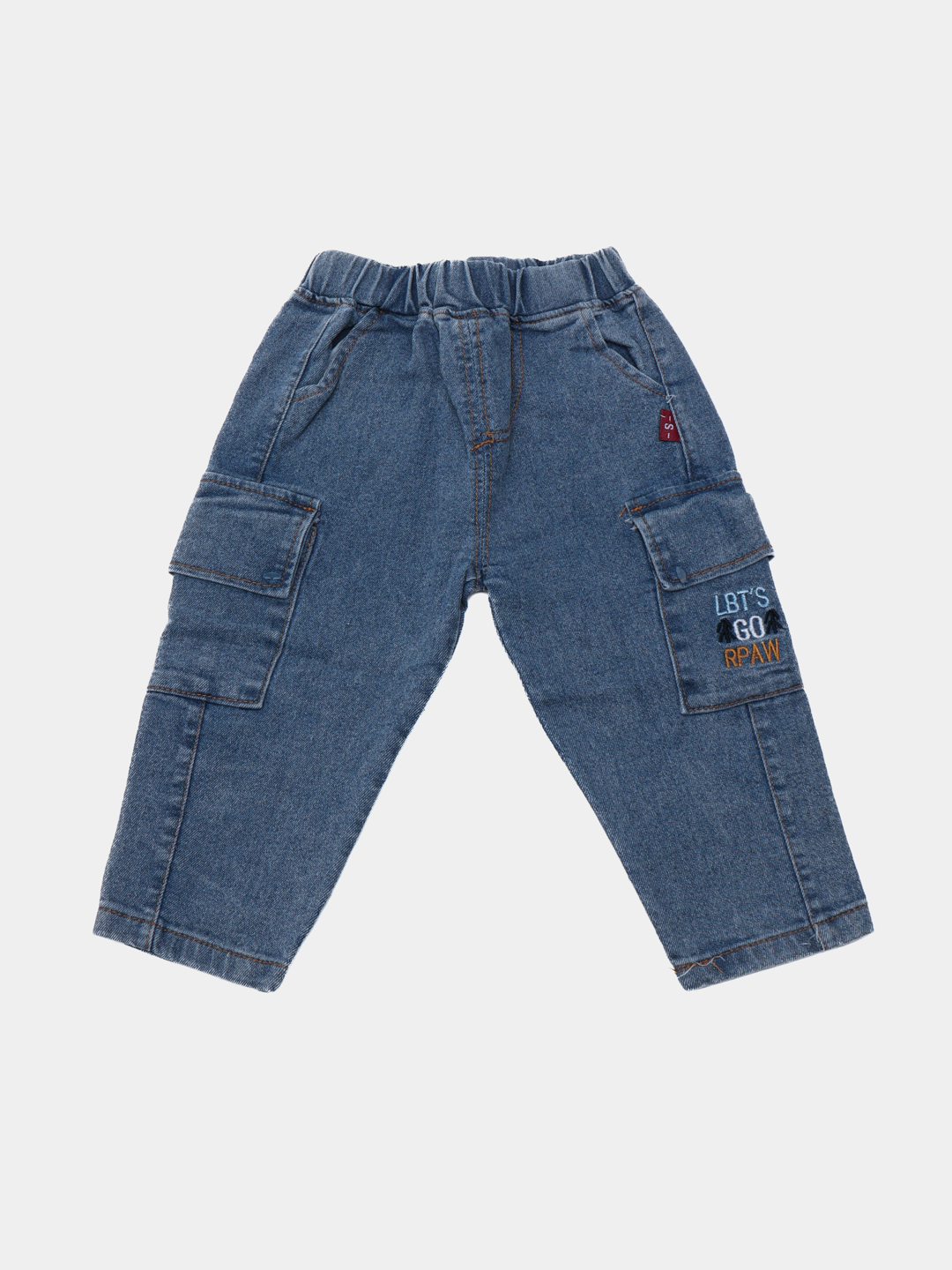 Porno yigit muloyimlik bilan qizning mushukini silaydi