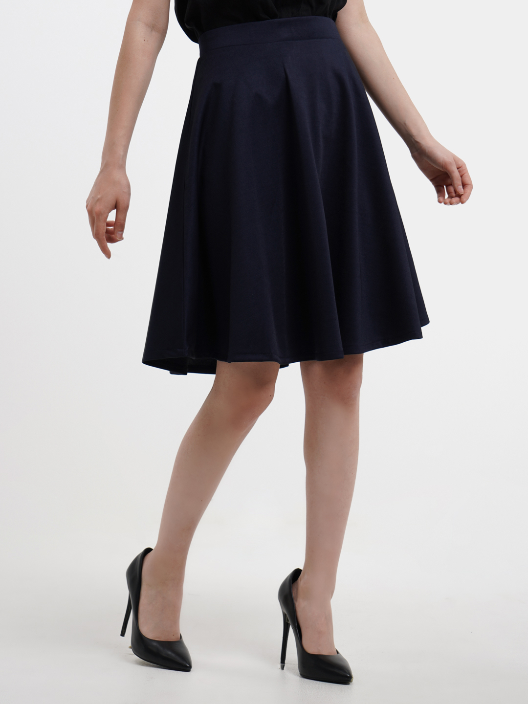 Позада тұрған қыздардың әдемі жалаңаш суреттері