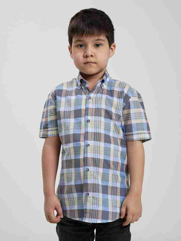 Onasi qizini oyoqlarini yalashga majbur qiladi.