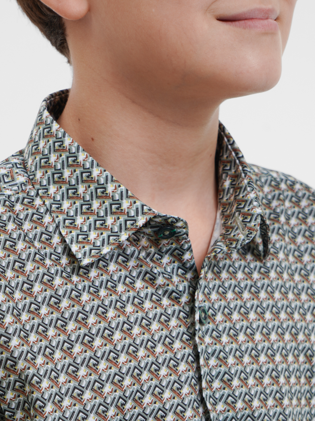 Jonas yalangoch va külotsiz