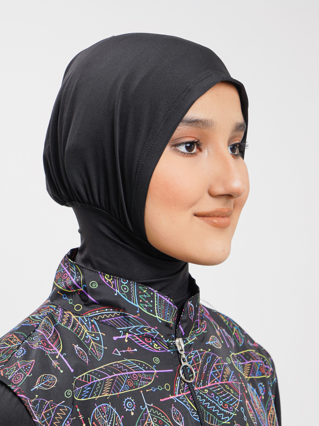 U suzish kiyimini yechdi va yalangoch edi. U suzish kiyimini yechdi va yalangoch edi.