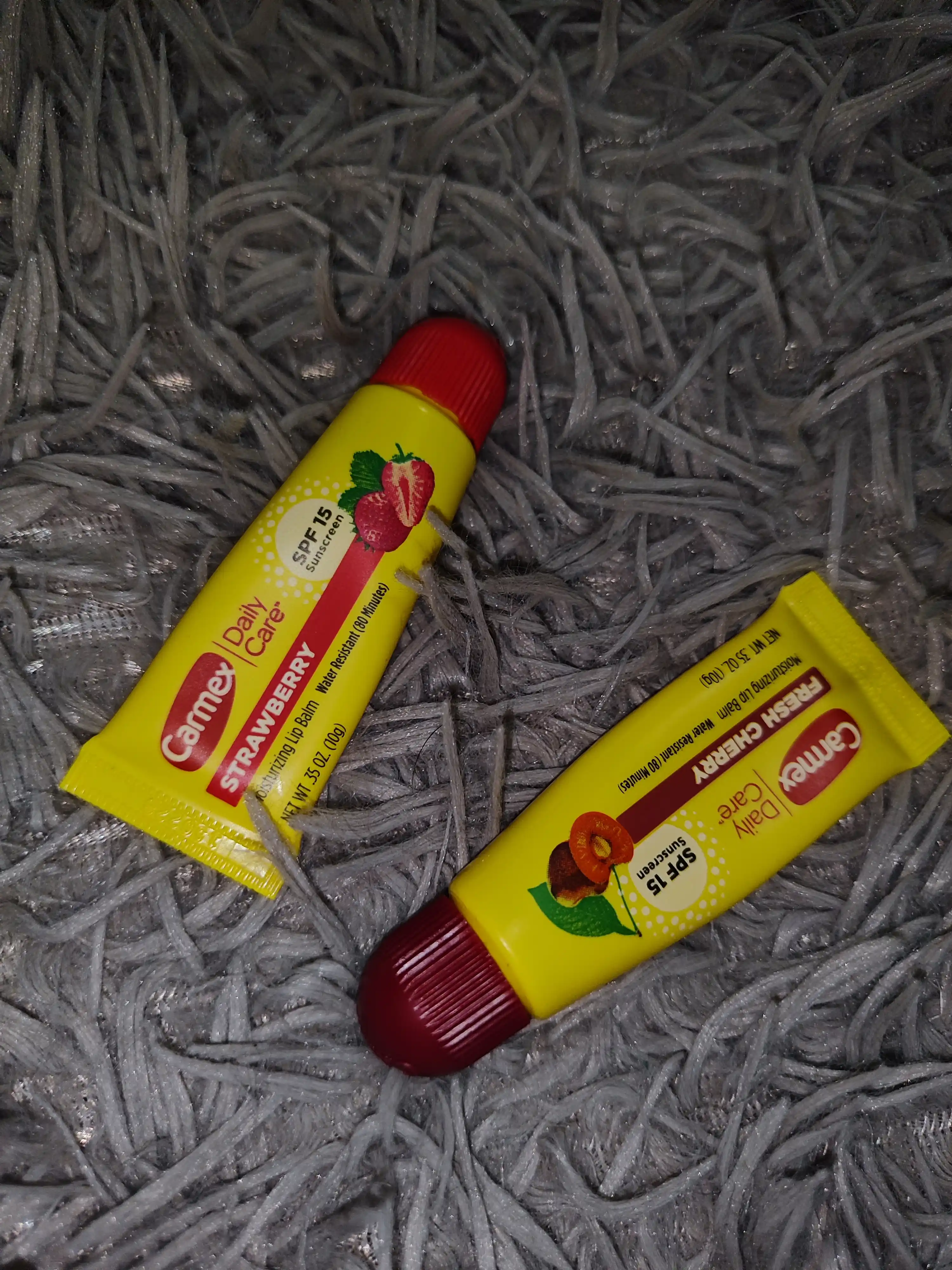 Lablar uchun namlovchi balzam Carmex SPF 15 tyubik, qulupnay, 10 g