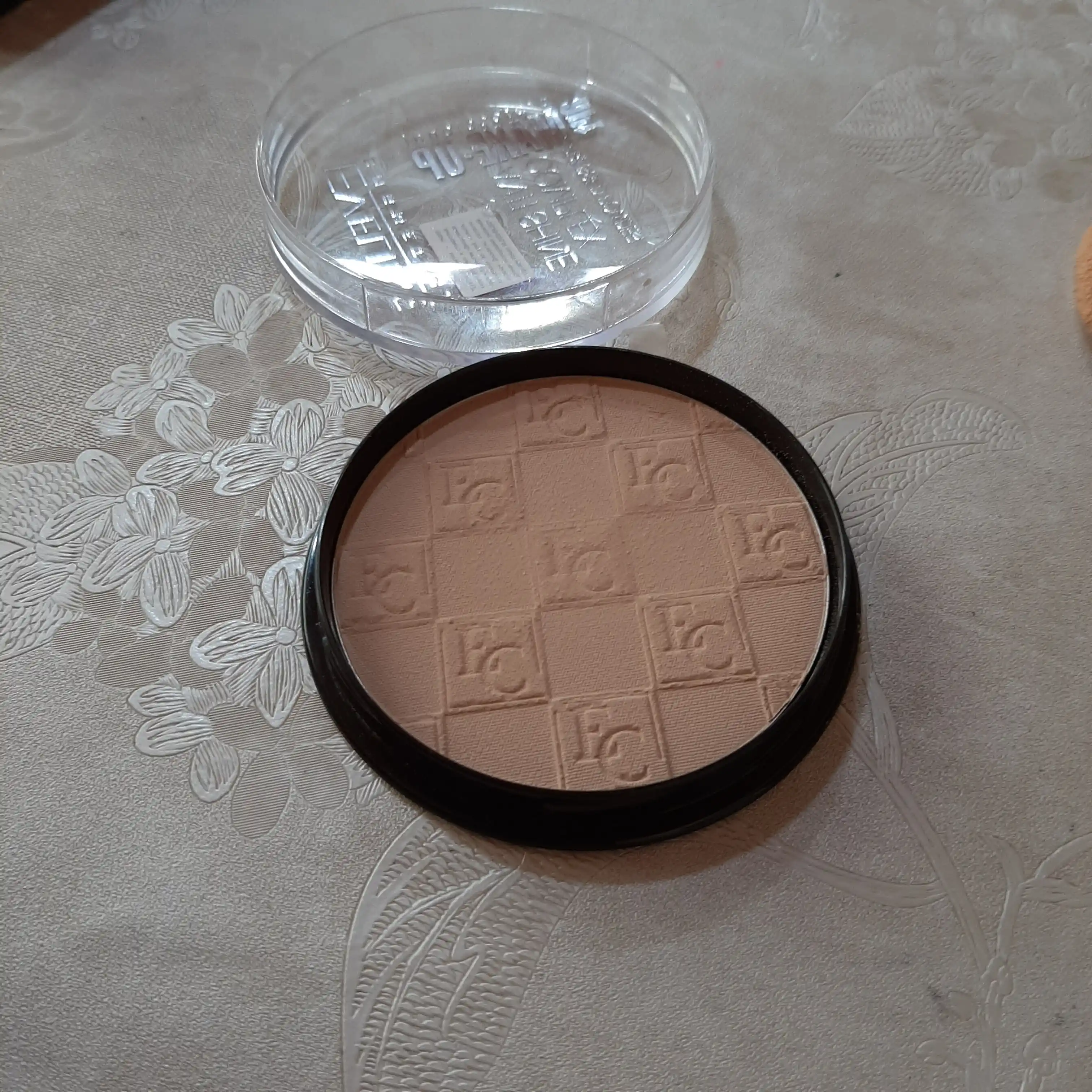 Пудра Eveline Anti Shine 35, матирующая и минеральная