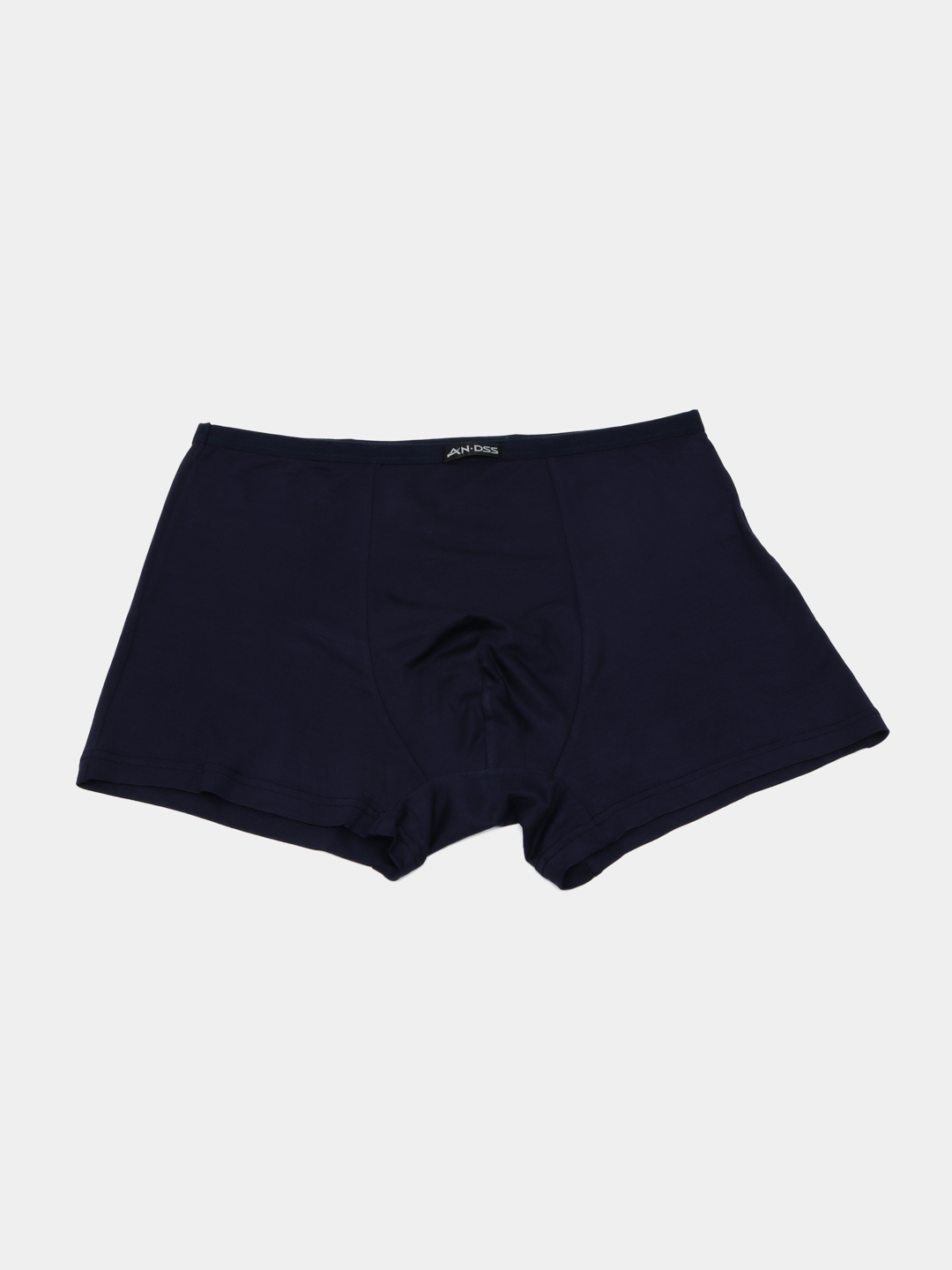 U oyoqlarini yoyib, jozibasini korsatdi.