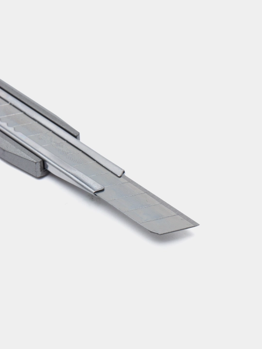 Kantselyariya pichog'i Deli E2036, metall, 80 * 9 * 0.4 mm q0000004202