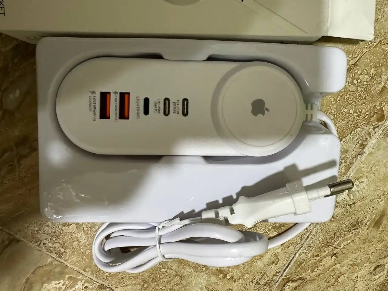 Универсальное зарядное устройство удлинитель, с 5 портами, 2 USB, 2 Type C, 1 Lightning