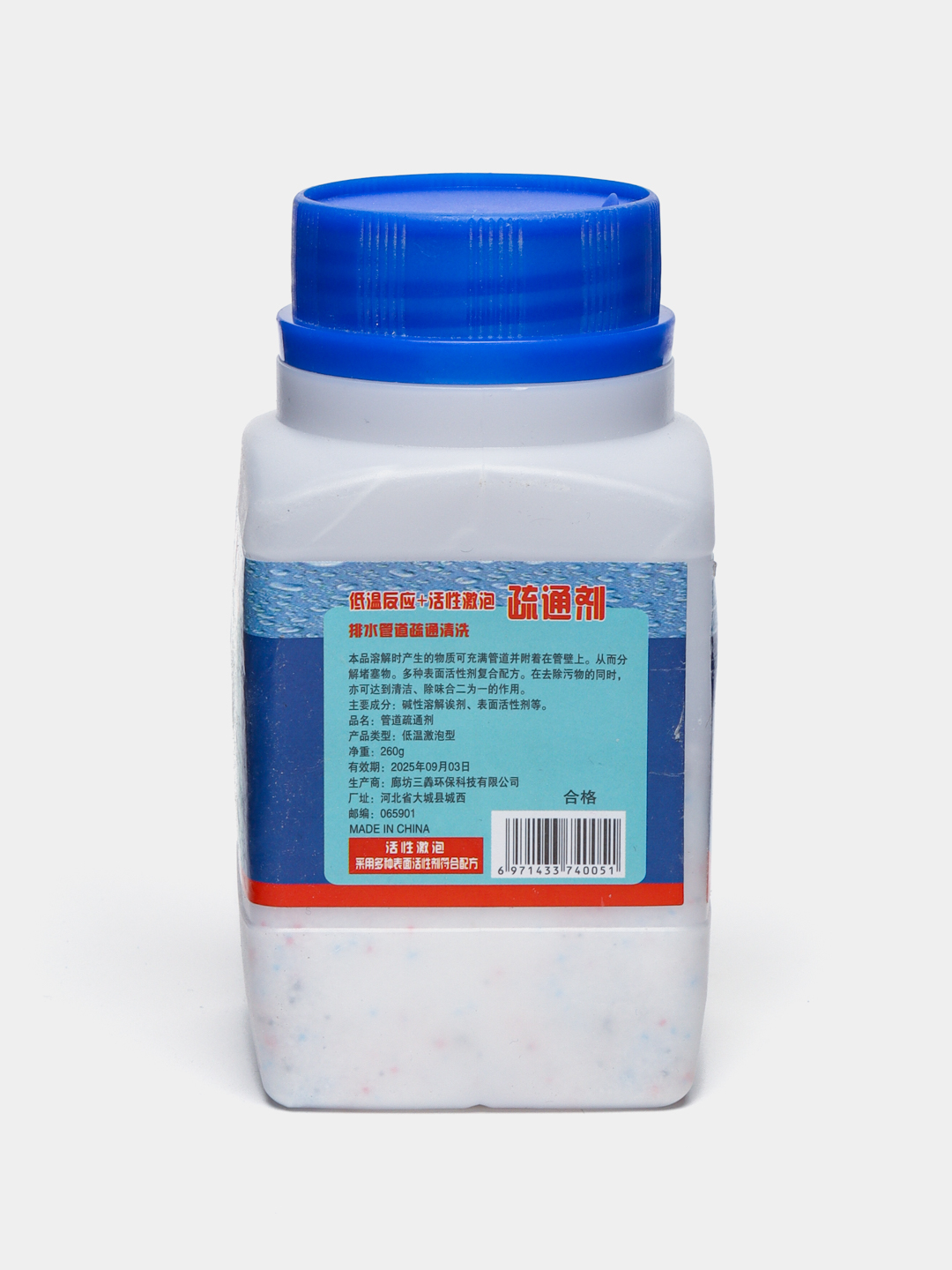 Voyaga etgan ayol quvurlarni tozalash uchun chilangarni chaqirdi.