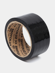 Chiroyli yalangoch ayol tort oyoqqa turadi.