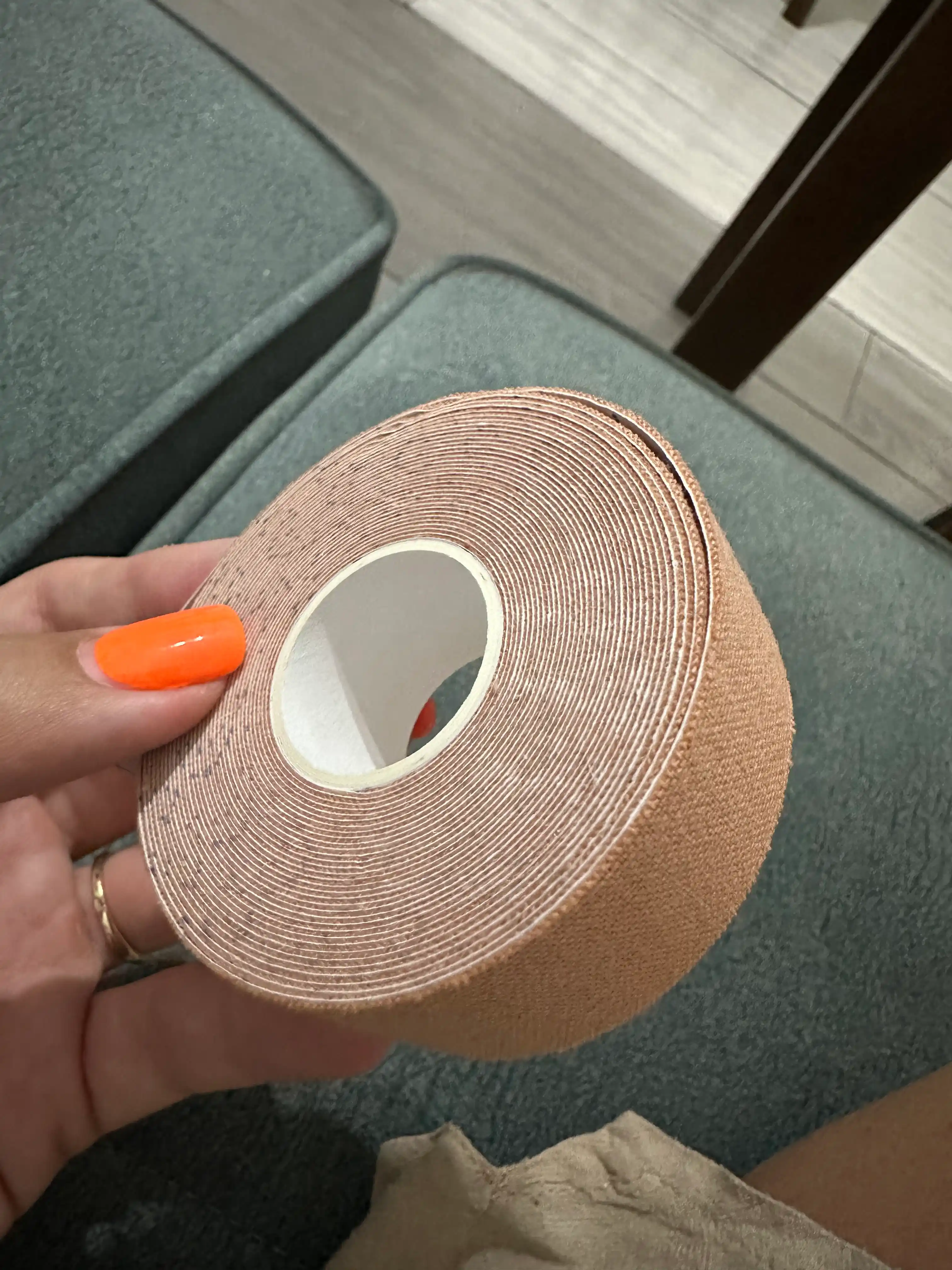 Kinesio lentasi sport o'zi yopishuvchi suv o'tkazmaydigan
