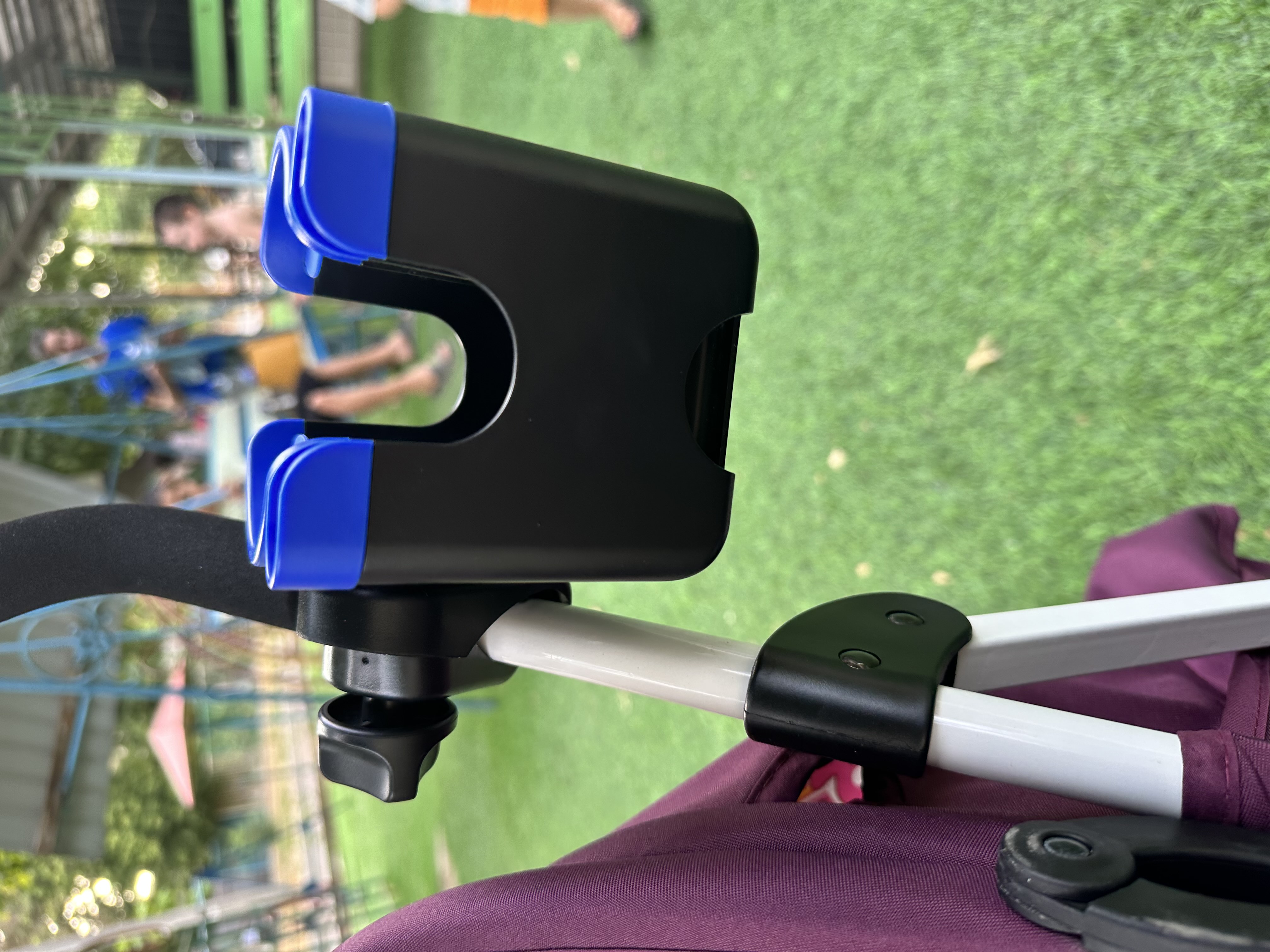 Universal stakan ushlagichi bolalar aravachasiga telefon bilan