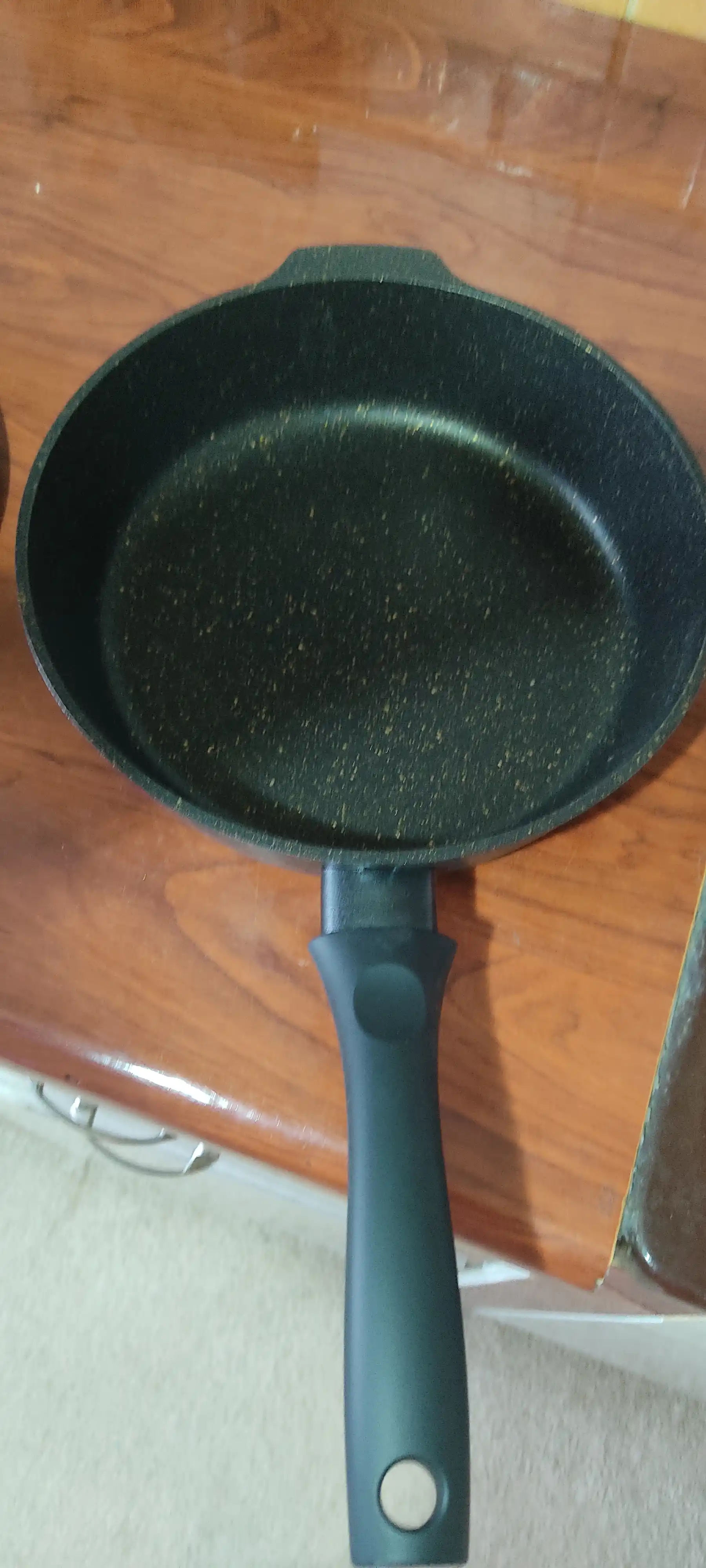 Tova Kukmara "Gratsiya" tutqichli, shisha qopqoq bilan, qora va oltin