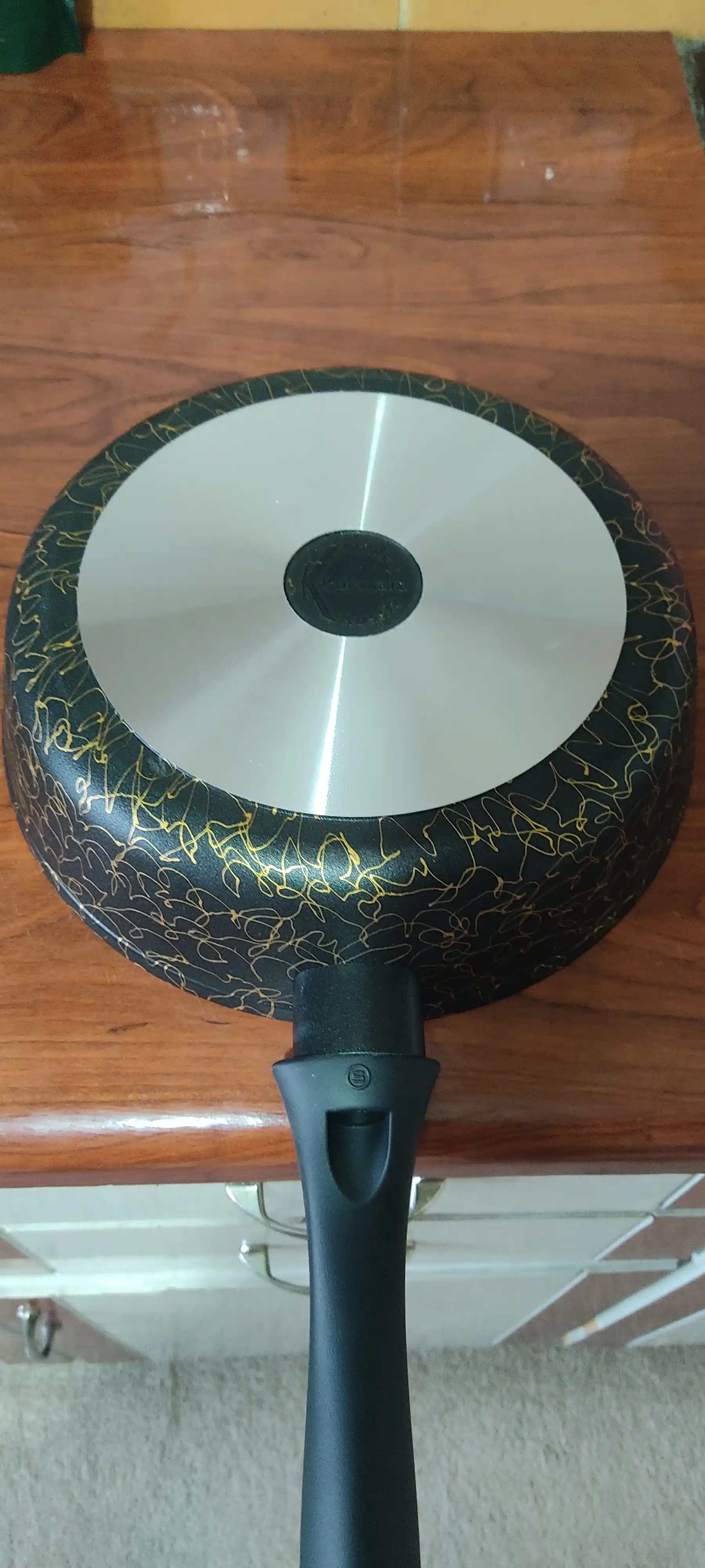 Tova Kukmara "Gratsiya" tutqichli, shisha qopqoq bilan, qora va oltin