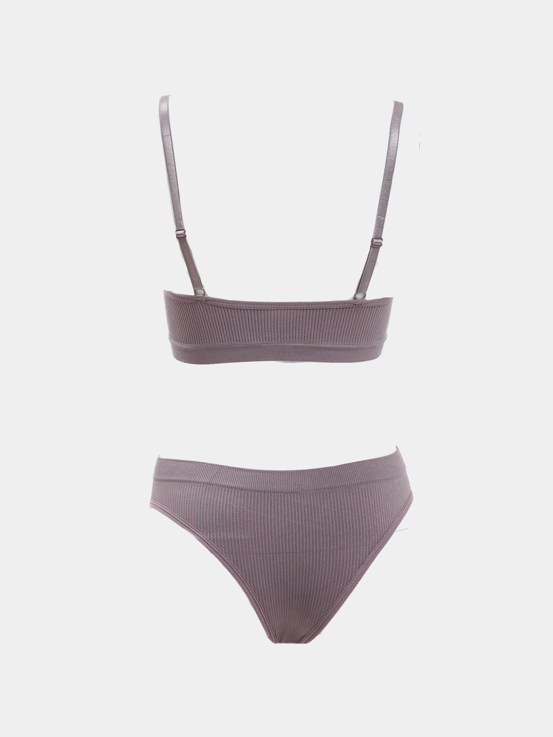 U adyolning ostiga chiqib, uni qattiq sikdi.