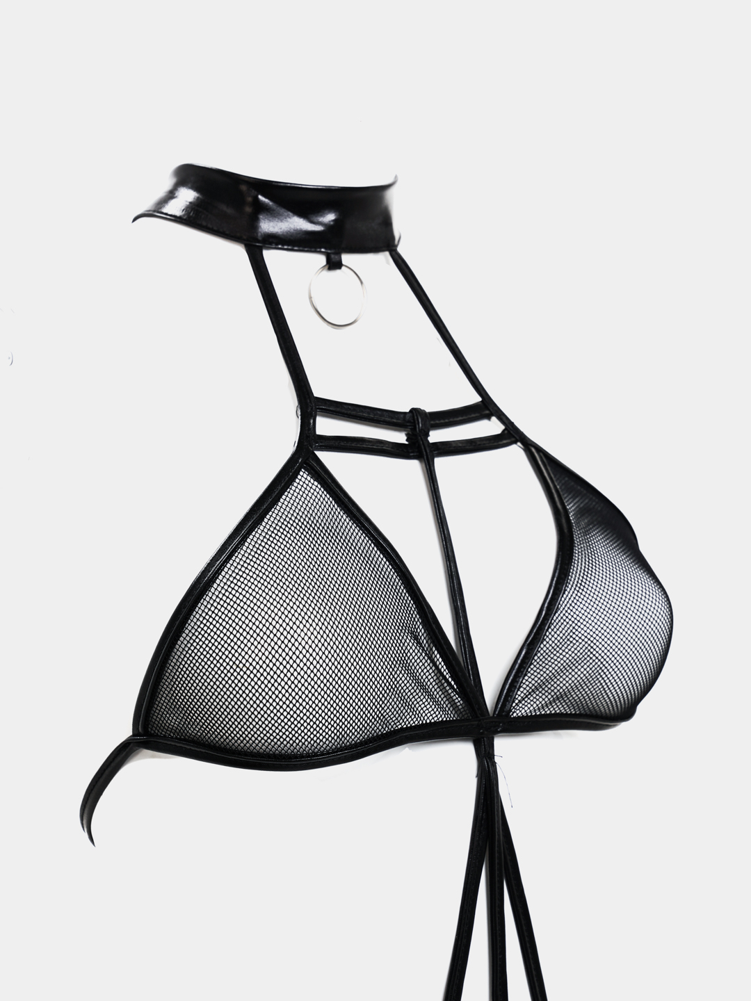 A buzuq qiz uning tomogiga soglom uchi bilan qattiq becerdin oladi