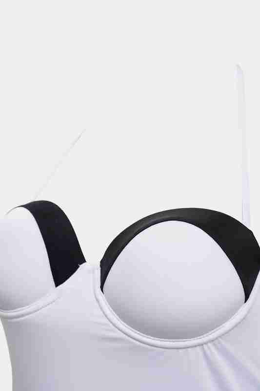 Oq suzish kostyumidagi kokraklar