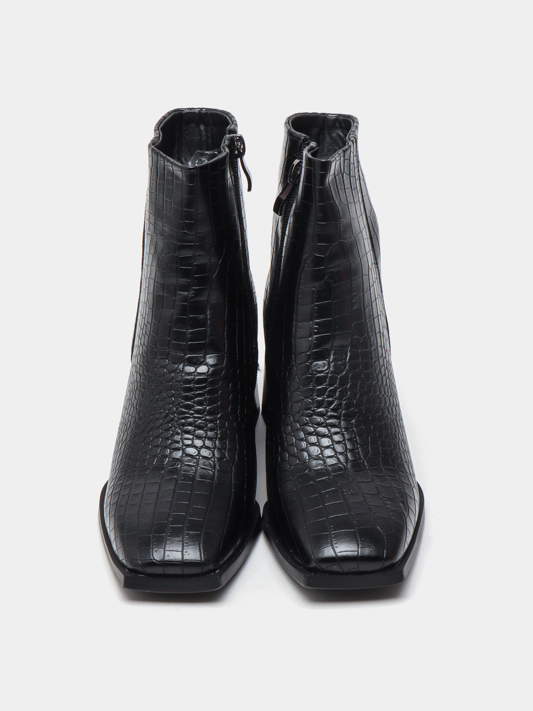 Yalangoch kelinlar suratga siyishmoqda etagini kotarib, ichiga yopishdi