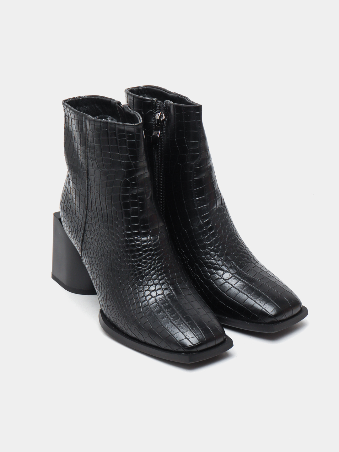 STB mezbonlik qilayotgan yalangoch qizlarning fotosuratlari