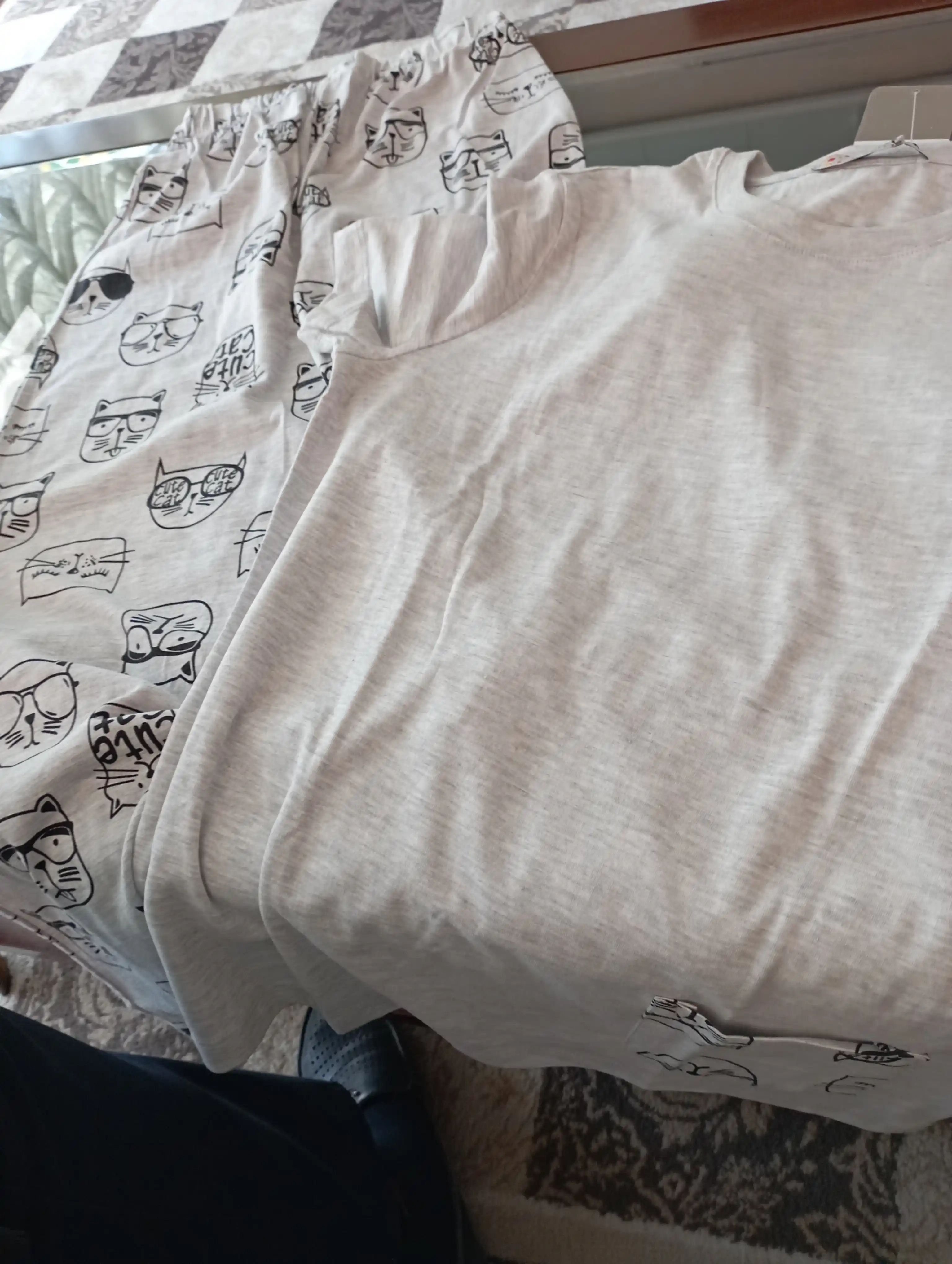 Qizlar va qizaloqlar uchun pijama, keng shim va futbolka