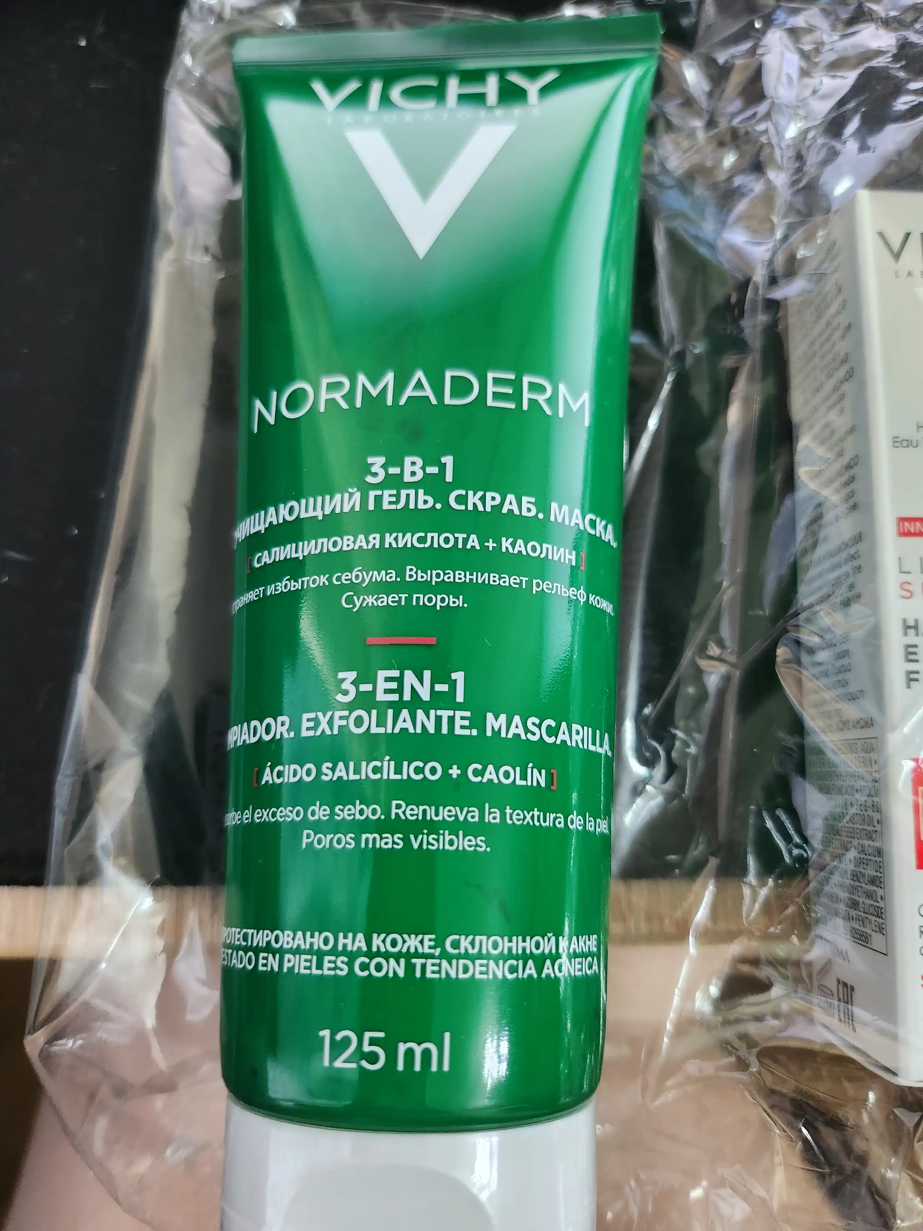 Гель-Скраб-Маска VICHY NORMADERM, Средство 3-в-1 для интенсивного очищения жирной проблемной кожи, 125 мл