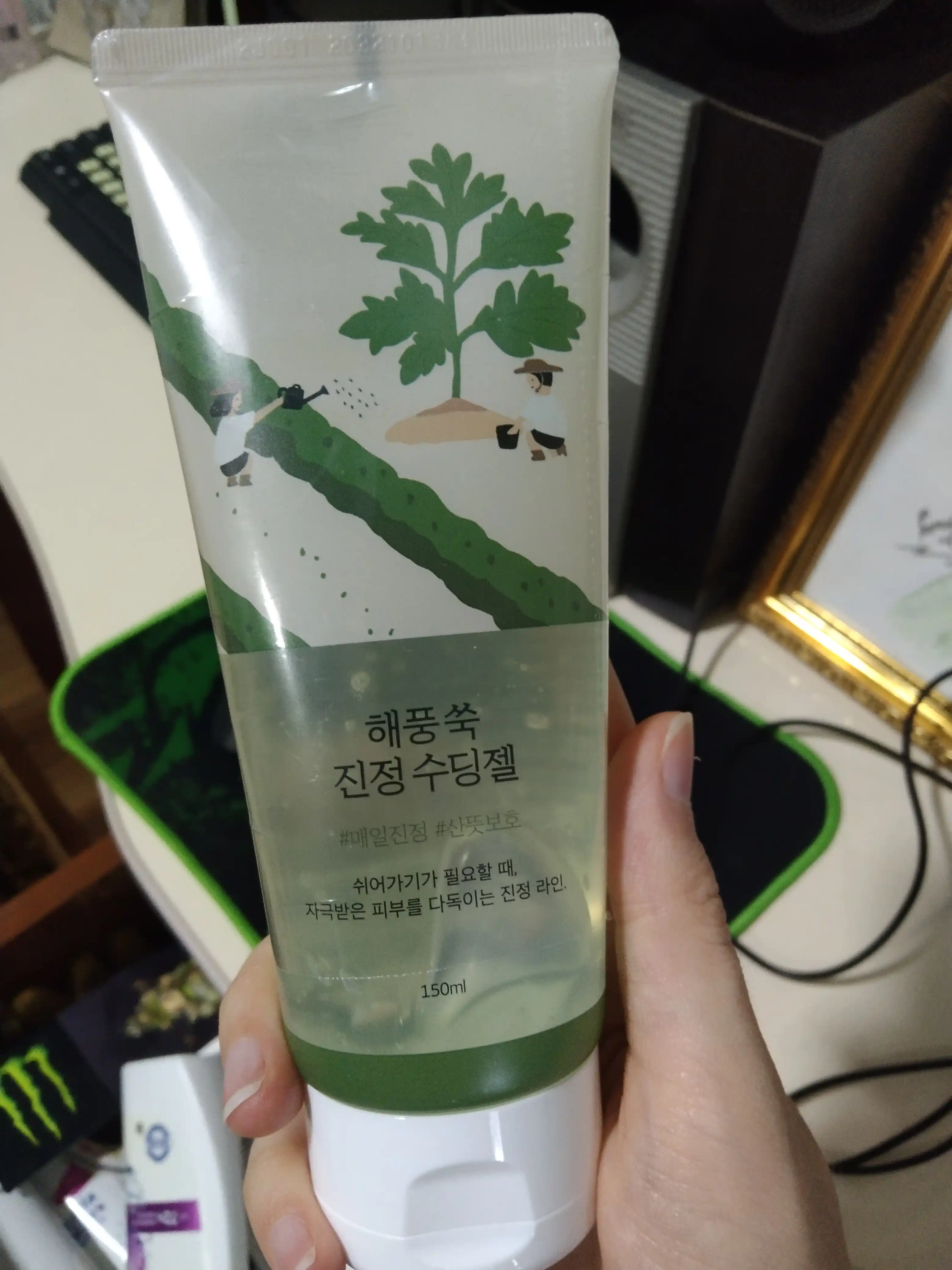 Shuvoq bilan engil tinchlantiruvchi gel ROUND LAB Mugwort calming soothing gel, 150 ml