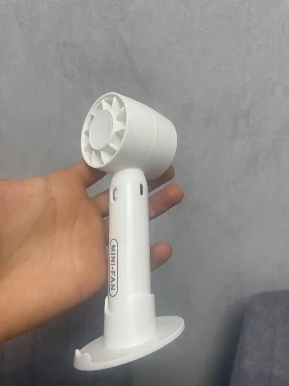 Ручной мини-вентилятор с USB зарядкой и подставкой 2 в 1