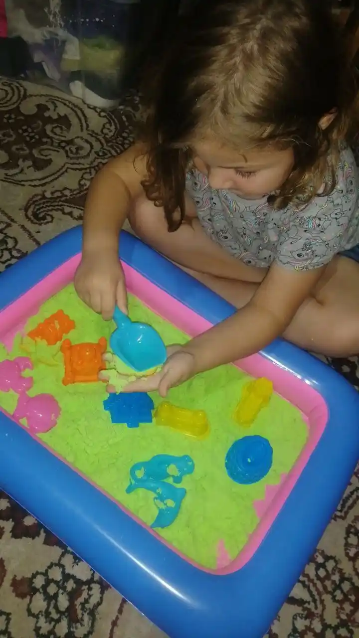 Kinetik qum 2 kg basseyn, formochkalar, modellash uchun, puflanadigan qum qutisi bolgan bol