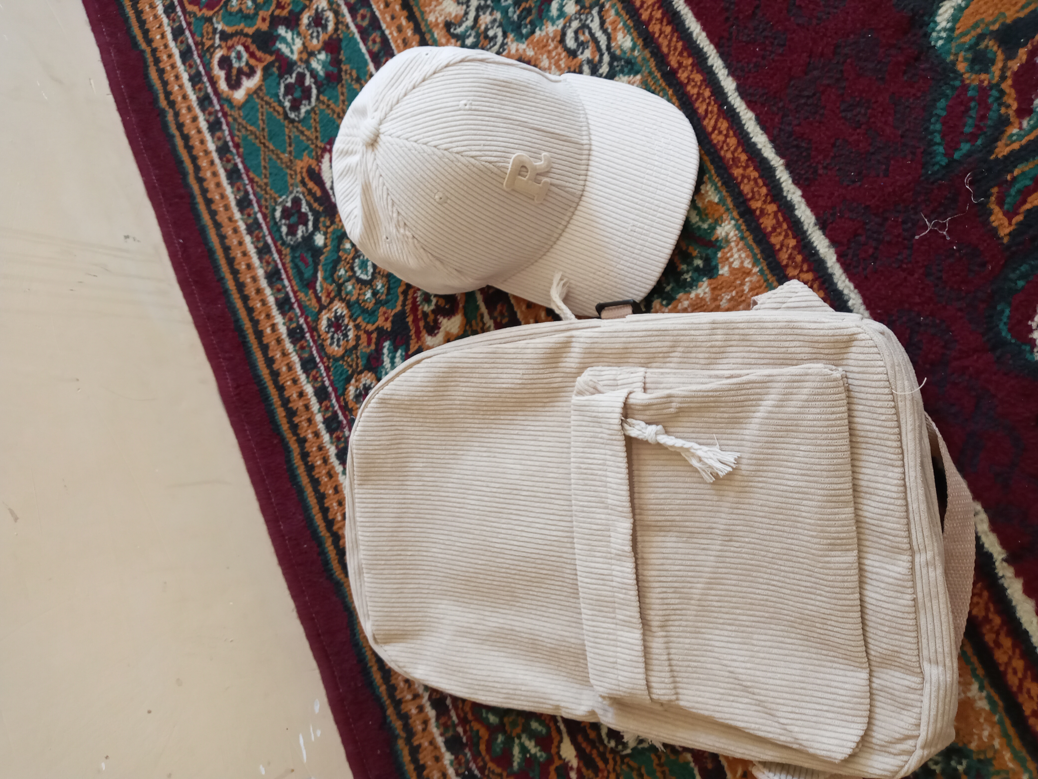 Ayollar uchun kashta tikilgan kuzgi korduroy beysbol qalpog'i