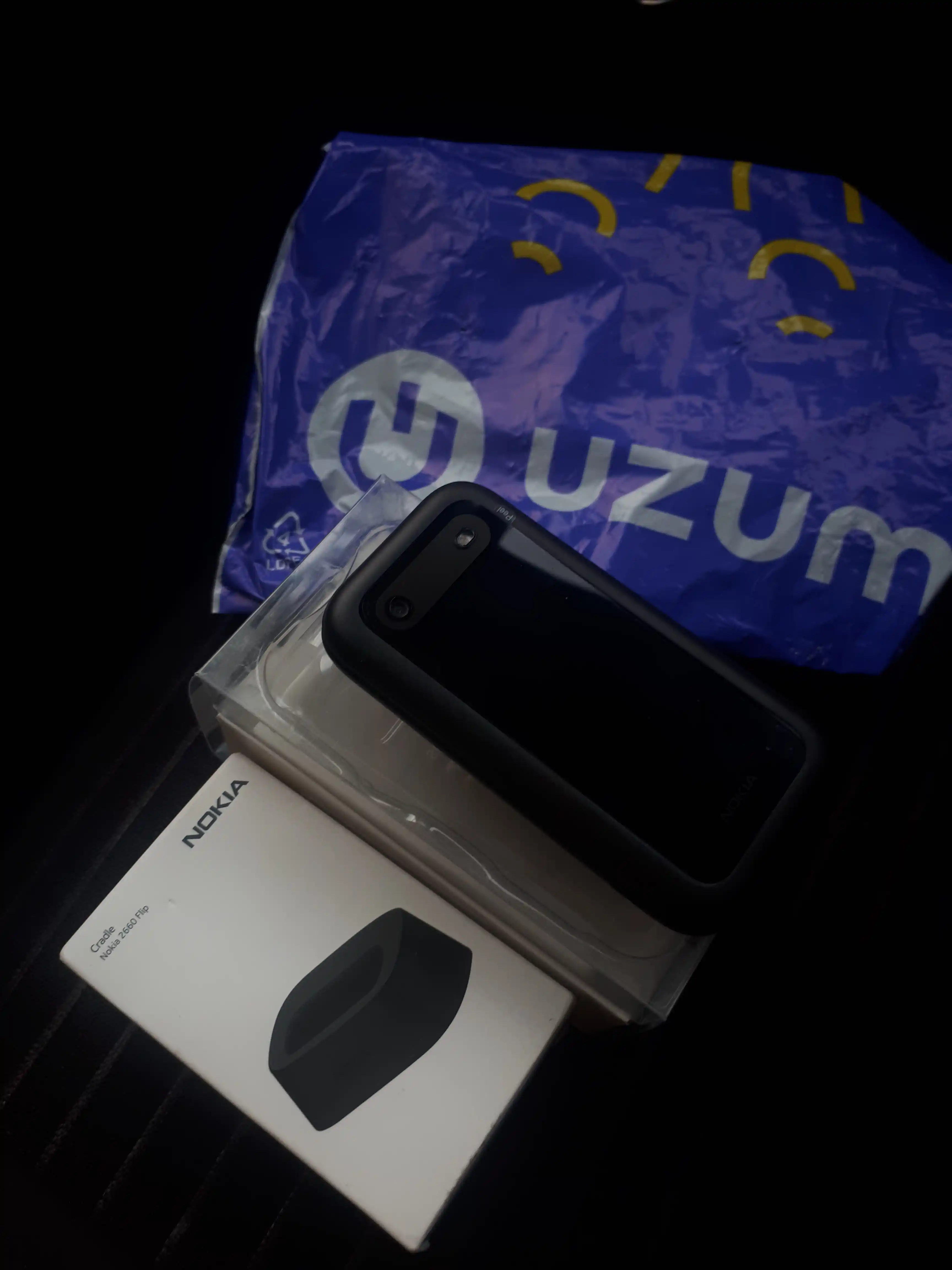 Tugmali telefon N2660, qora, quvvatlash stanstsiyasi bilan