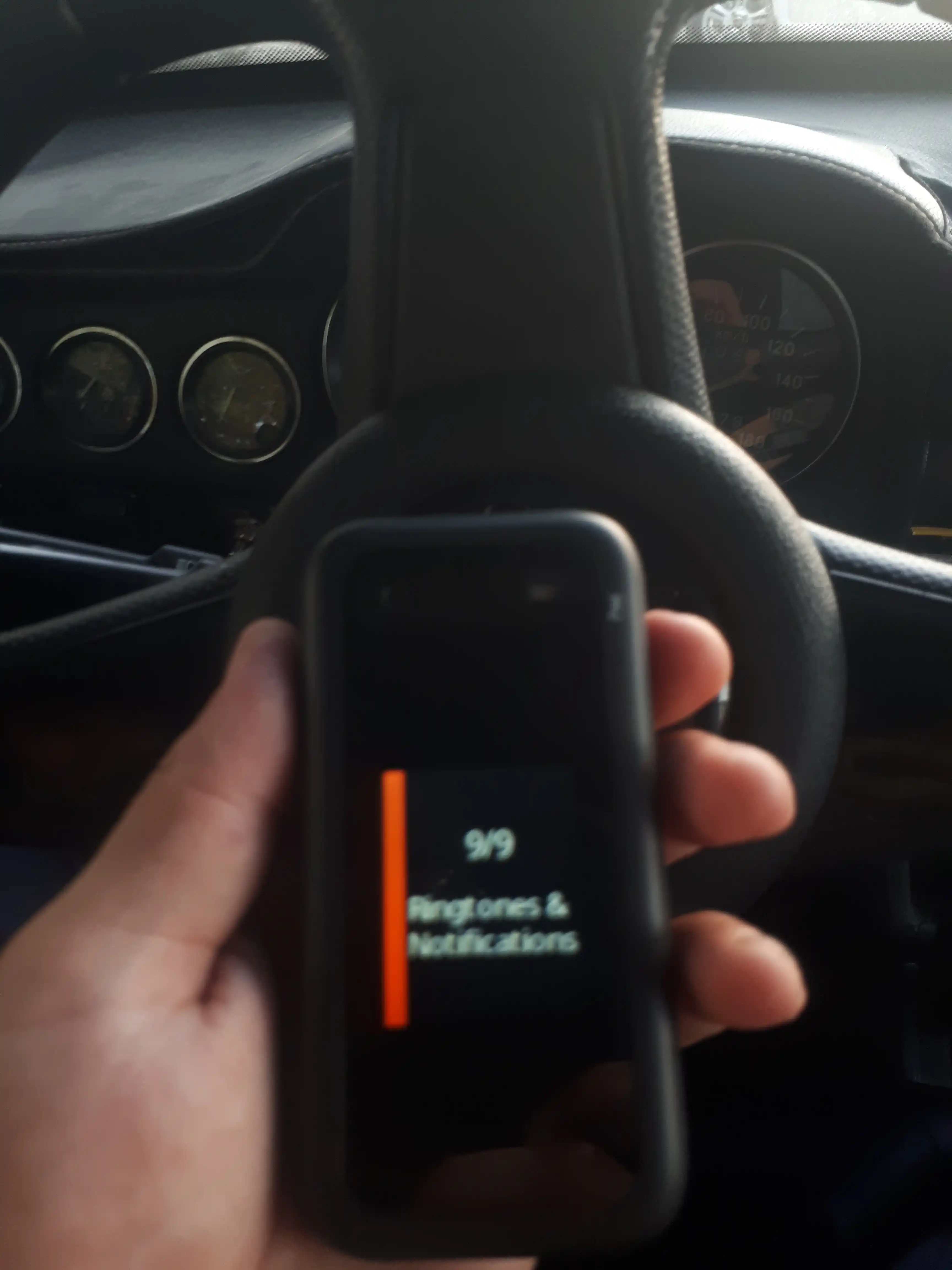 Tugmali telefon N2660, qora, quvvatlash stanstsiyasi bilan