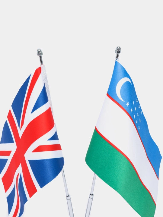 O'zbekiston Respublikasi va Buyuk Britaniya stol bayroqlari, ikki qismli metall stend bilan
