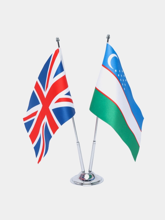 O'zbekiston Respublikasi va Buyuk Britaniya stol bayroqlari, ikki qismli metall stend bilan - 