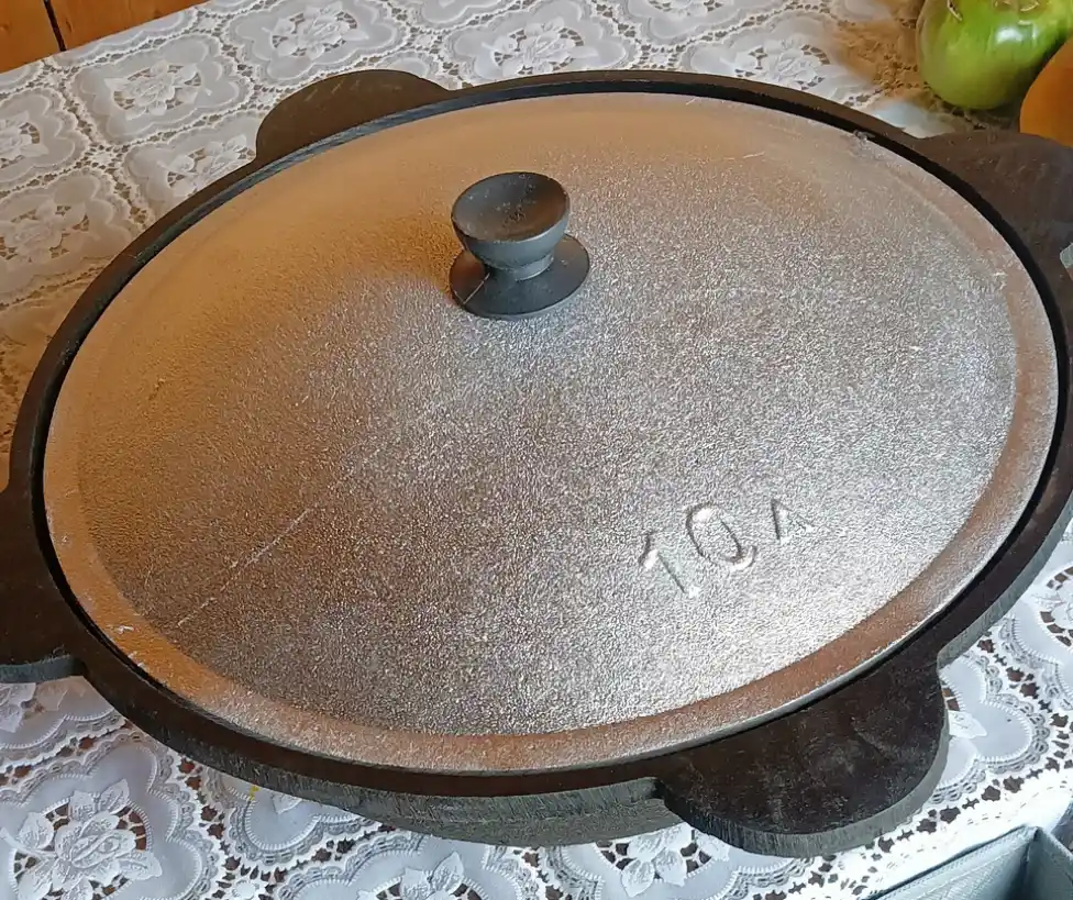 Казан чугунный для плова с крышкой, плоское дно