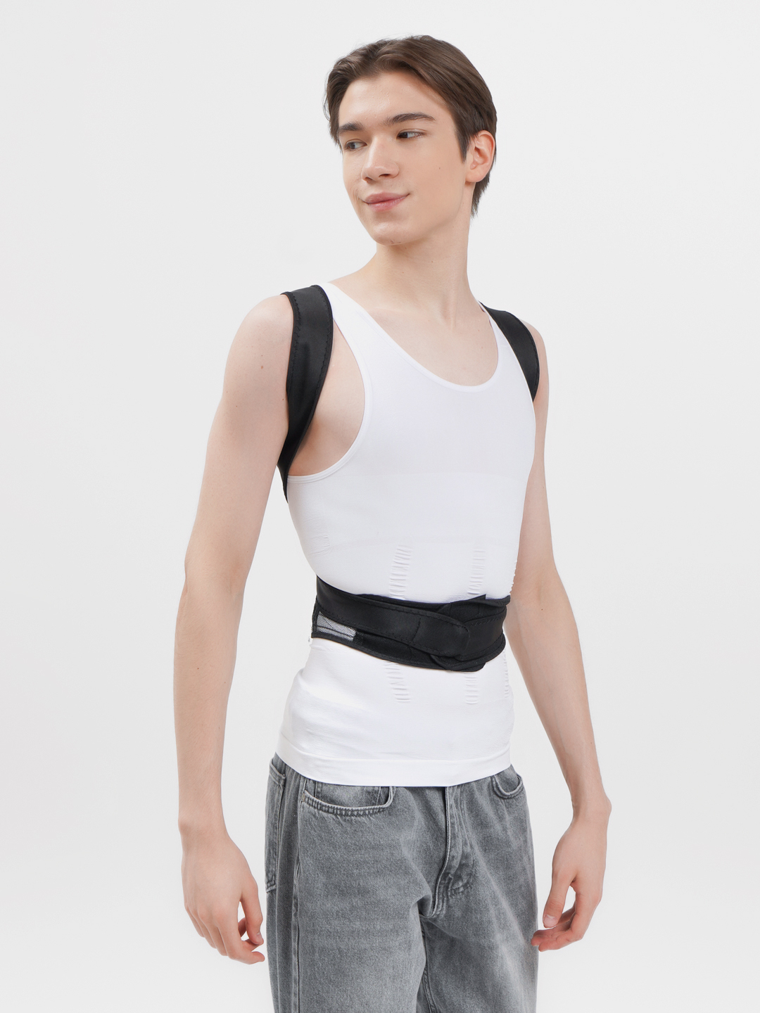 Qiz sekin shimini yechdi