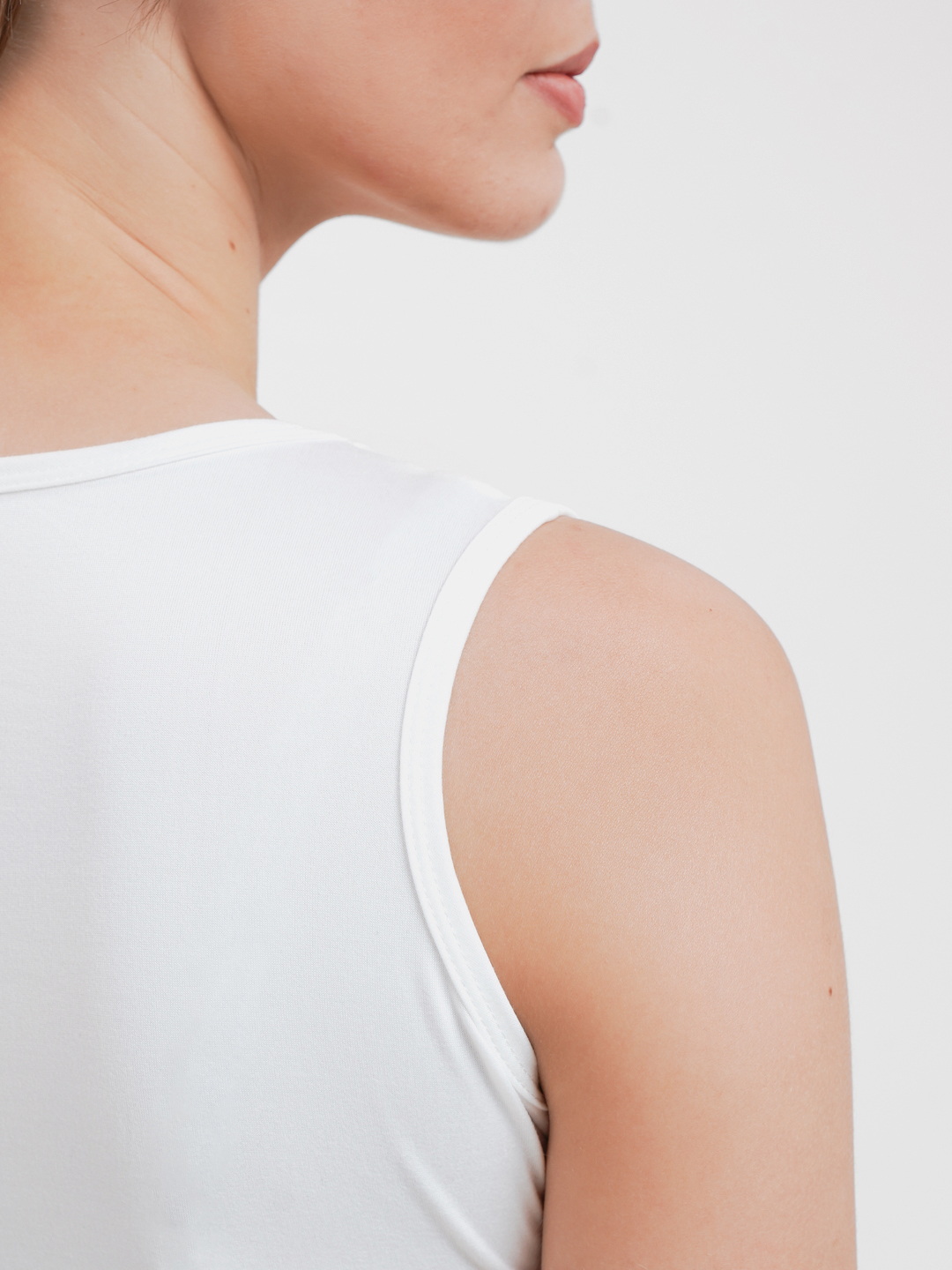 Yalangoch qizlar uy tozalaydi