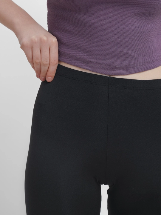 Ayollar uchun sport legginslar, losinalar